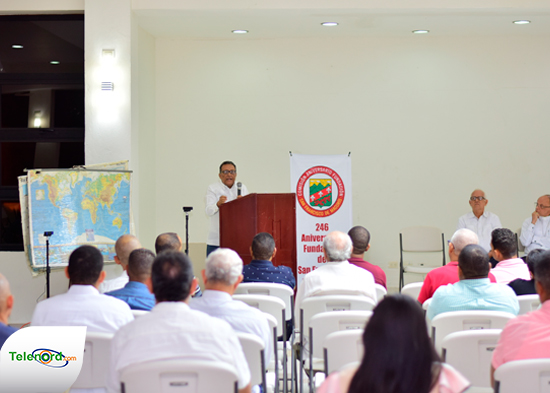 Roberto Santos Hernández dicta conferencia sobre los hitos en la historia de San Francisco de Macorís