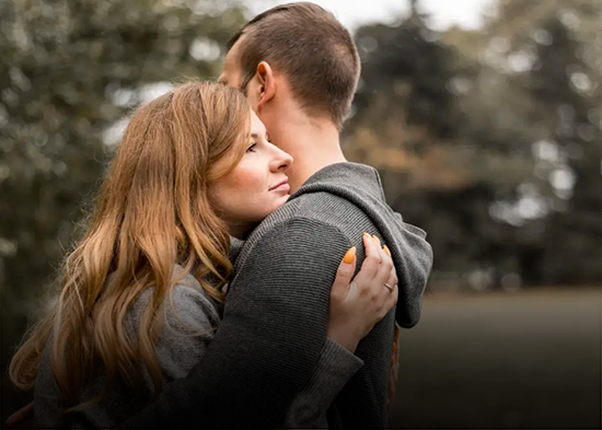 ¿Quieres saber si le gustas a esa persona? Fíjate en sus abrazos