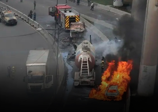 Suman 10 muertos explosión camión