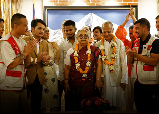 Mujer asume en Nepal como primera ministra