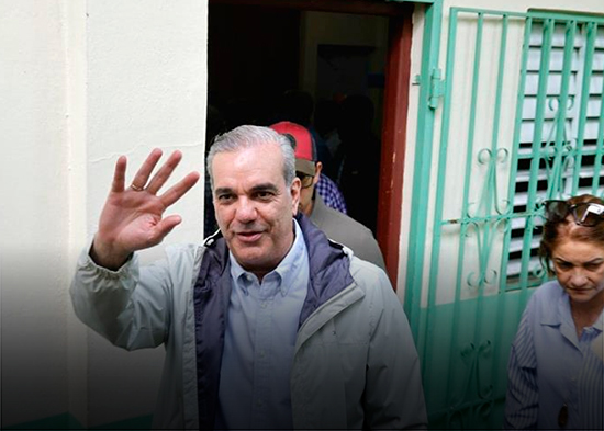 El presidente Abinader supervisa los daños de Melissa en San José de Ocoa y ordena informe urgente