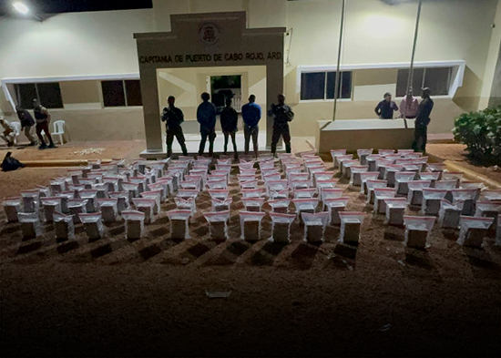 DNCD junto a la DEA interceptan lancha con 806 paquetes de cocaína y arrestan a tres dominicanos