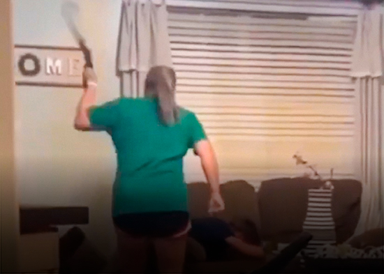 Detienen a una 'Maestra del Año' en EE.UU. por golpear brutalmente a su hijo (VIDEO)