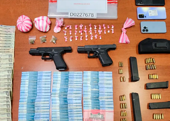 DNCD arresta en Santiago a microtraficante buscado con drogas y dos pistolas