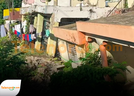 Viviendas a punto de colapsar por deslizamiento de tierra en San Francisco de Macorís