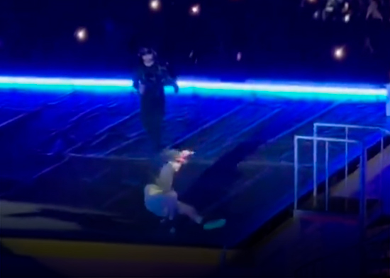 VIDEO: Bad Bunny se cae en su primer concierto en México