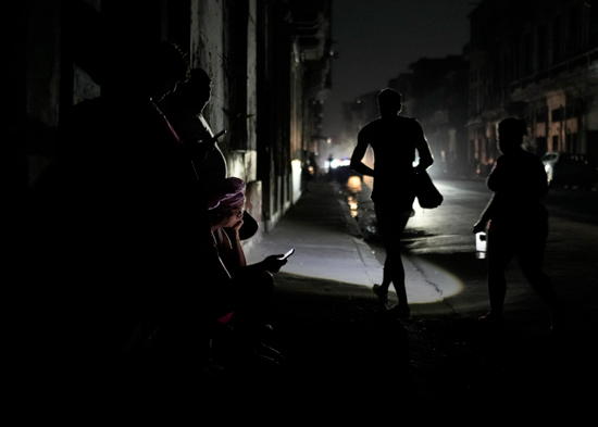 Cuba recupera gradualmente la electricidad con grandes dificultades tras más de 40 horas de apagón