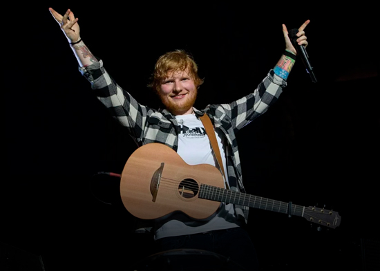 Ed Sheeran lo hace de nuevo,  estrena tema cantando en la calle