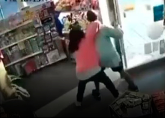 Cuatro mujeres enfrentaron a un delincuente que las quiso robar dentro de una librería