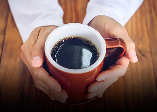 Menos azúcar, más vida: revelan qué tipo de café ayuda a vivir más