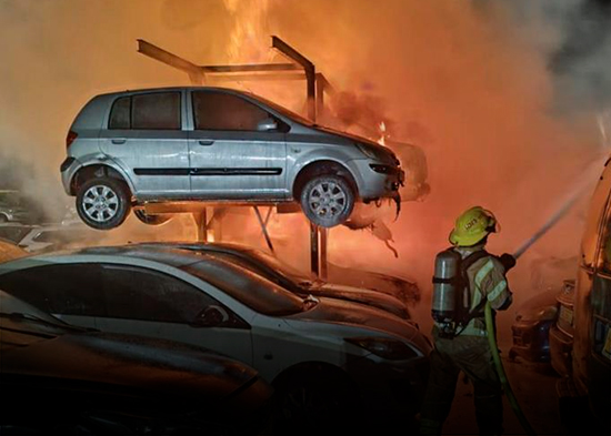 Incendios en un edificio y un aparcamiento de Israel tras un ataque con misiles de Irán