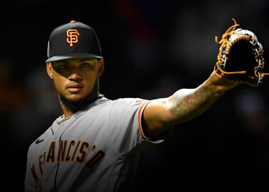 Yanquis refuerzan su bullpen con Camilo Doval; Dennis Santana se queda en Pittsburgh