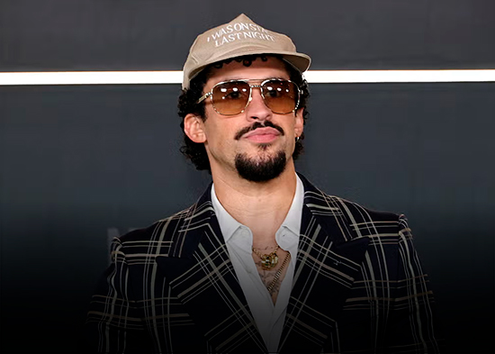 Bad Bunny se convierte en embajador de Mercedes y lleva un auto de F1 a Puerto Rico