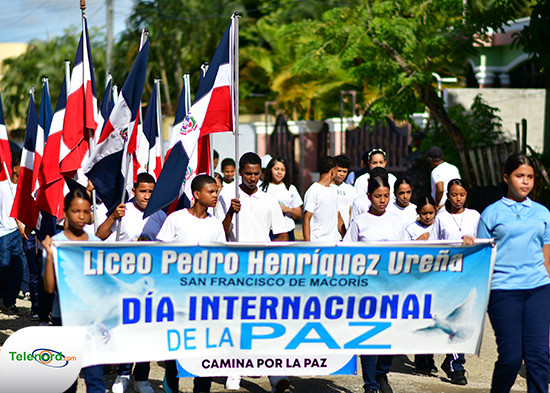 Liceo Pedro Henríquez Ureña celebra marcha por el Día de la Paz