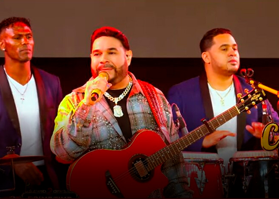 El Chaval de la Bachata prende fuego a “La Casa de Alofoke 2” con concierto sorpresa