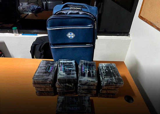 DNCD apresa alemán en el AILA con 17 paquetes de presunta cocaína ocultos en su maleta