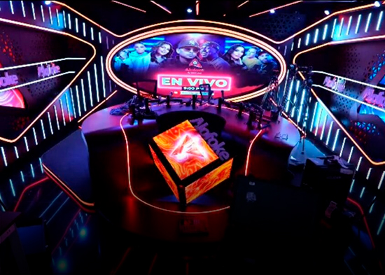 Santiago Matías muestra la nueva cabina de Alofoke Radio Show