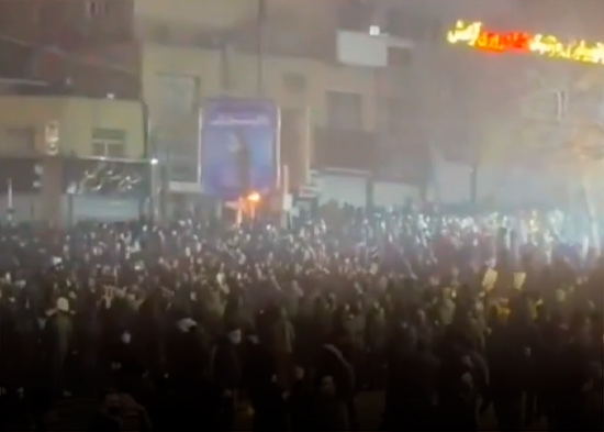 En medio de crecientes protestas, Irán corta el acceso a internet a la población