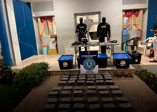 Policía y DNCD ocupan cocaína, armas y municiones en operativo en Santo Domingo Este