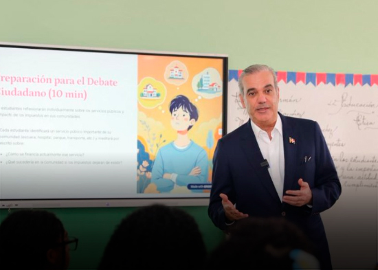 Luis Abinader vuelve al aula tras 20 años y da clase de Moral y Cívica