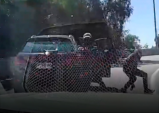 VIDEO: Conductor atropella a ladrón para evitar el robo de su auto