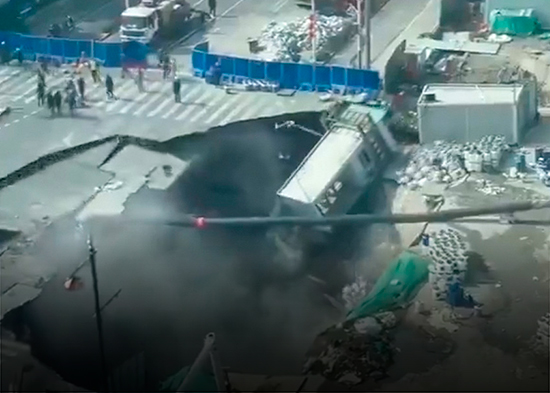 VIDEO: Colosal 'abismo' se abre de repente y se traga gran parte de una calle