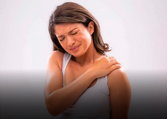 Dolor y rigidez en la menopausia: qué es el hombro congelado y cómo reconocerlo