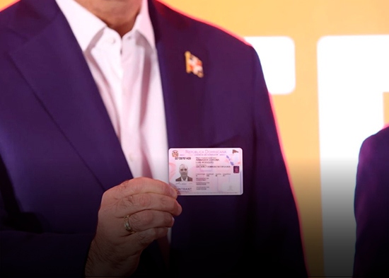 Presidente Abinader recibe nueva licencia de conducir