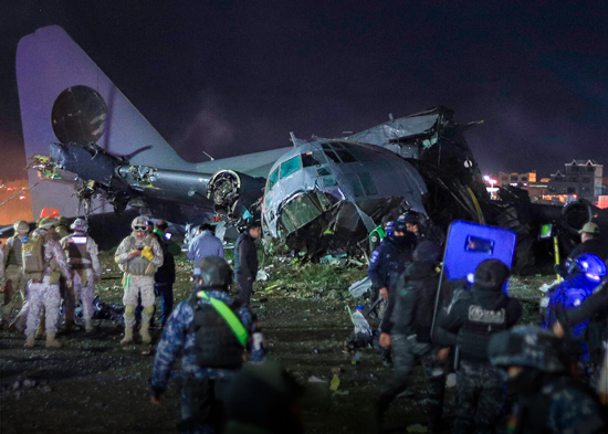 Al menos 15 muertos en accidente de un avión militar de carga en Bolivia, según bomberos