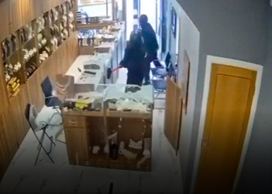 Machetes vs. escoba: robo 'de película' en una joyería a plena luz del día (VIDEOS)