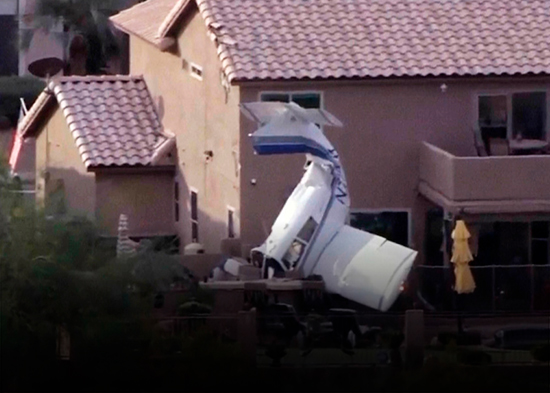 VIDEO: Momento en que una avioneta se estrella en el patio de una casa