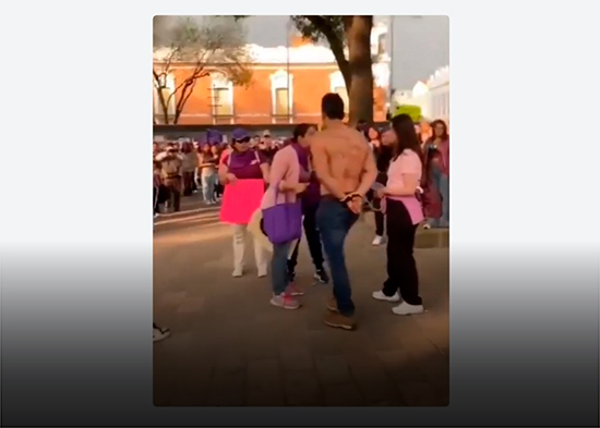 Acompaña a su novia a marchar por el Día de la Mujer y es expuesto como deudor alimentario (VIDEO)