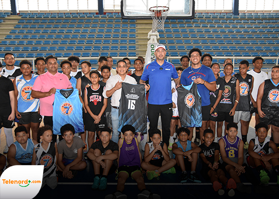 Dr. Polanco Safadit inspira a estudiantes de la Escuela David Díaz con mensaje de disciplina y apoyo al deporte