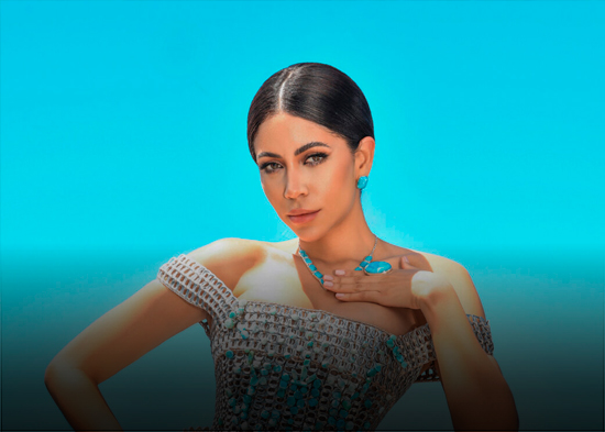 Melissa Santos llega a Premios Soberano con vestido hecho de más de 60 mil tapas recicladas y Larimar