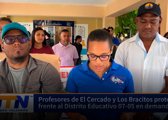 Profesores de El Cercado y Los Bracitos protestan frente al Distrito Educativo 07 05 en demanda