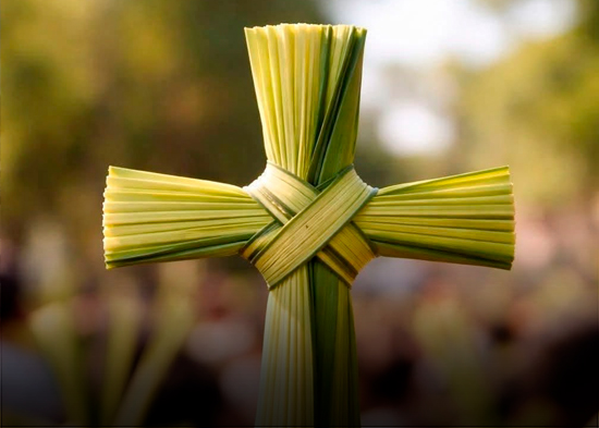 Fieles conmemoran el Domingo de Ramos, inicio de la Semana Santa