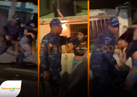 ¡Indignante! Coronel arrastra a joven por el cabello en plena calle