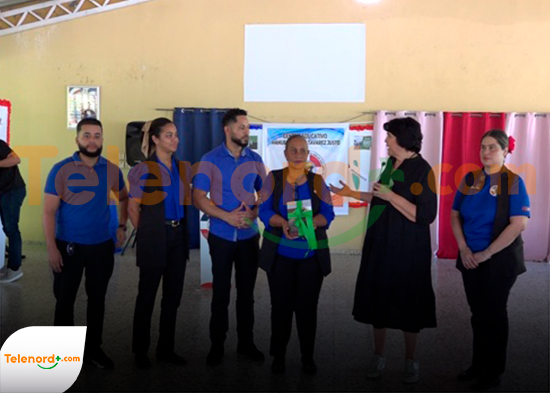 Minou Tavárez entrega retrato de su padre a escuela Manolo Tavárez Justo en SFM