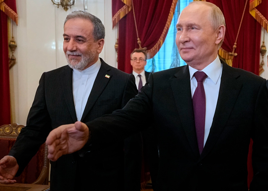 Irán ofrece abrir estrecho de Ormuz si EEUU levanta bloqueo y pone fin a guerra, dicen funcionarios