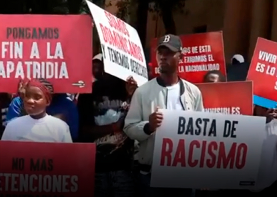 Dominicanos de ascendencia haitiana protestan por documentos y nacionalidad frente al Palacio Nacional