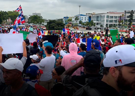 Manifestantes se concentran en la Plaza de la Bandera en rechazo a "Ley Mordaza"