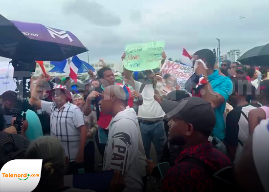 Ciudadanos protestan frente al Tribunal Constitucional