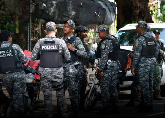 Reforma policial prohíbe revisar genitales y elimina rango de raso