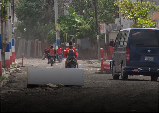 Atribuyen a INAPA paralización del asfaltado en la calle José Reyes SFM
