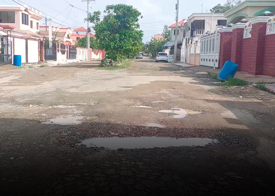 Residentes en la urbanización Toribio Piantini exigen asfaltado de calles