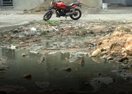 Aguas estancas y calles destruidas preocupan a residentes del Espínola