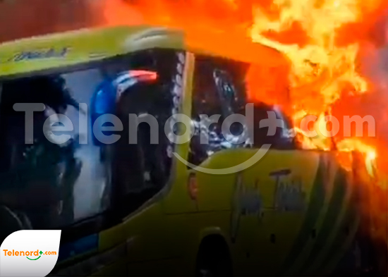 Incendio afecta autobús de Caribe Tours carretera Jarabacoa-La Vega; no se reportan víctimas