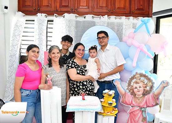 La familia Barajas Bechara celebró hora santa en agradecimiento al Divino Niño Jesús por la salud de Antonella