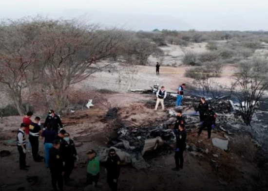 Mueren 13 turistas tras estrellarse avión en Perú