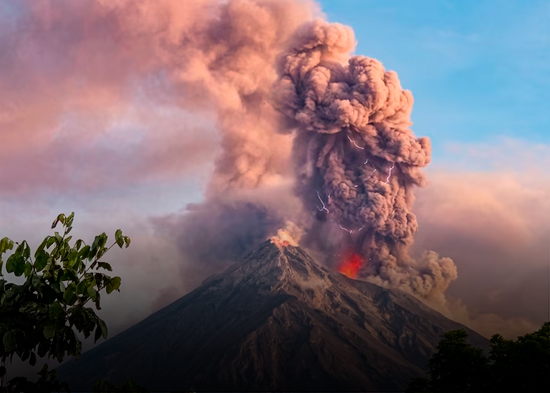 Volcán de Fuego mantiene en alerta a Guatemala